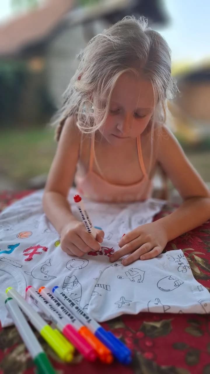 Dete boji proizvod markerima
